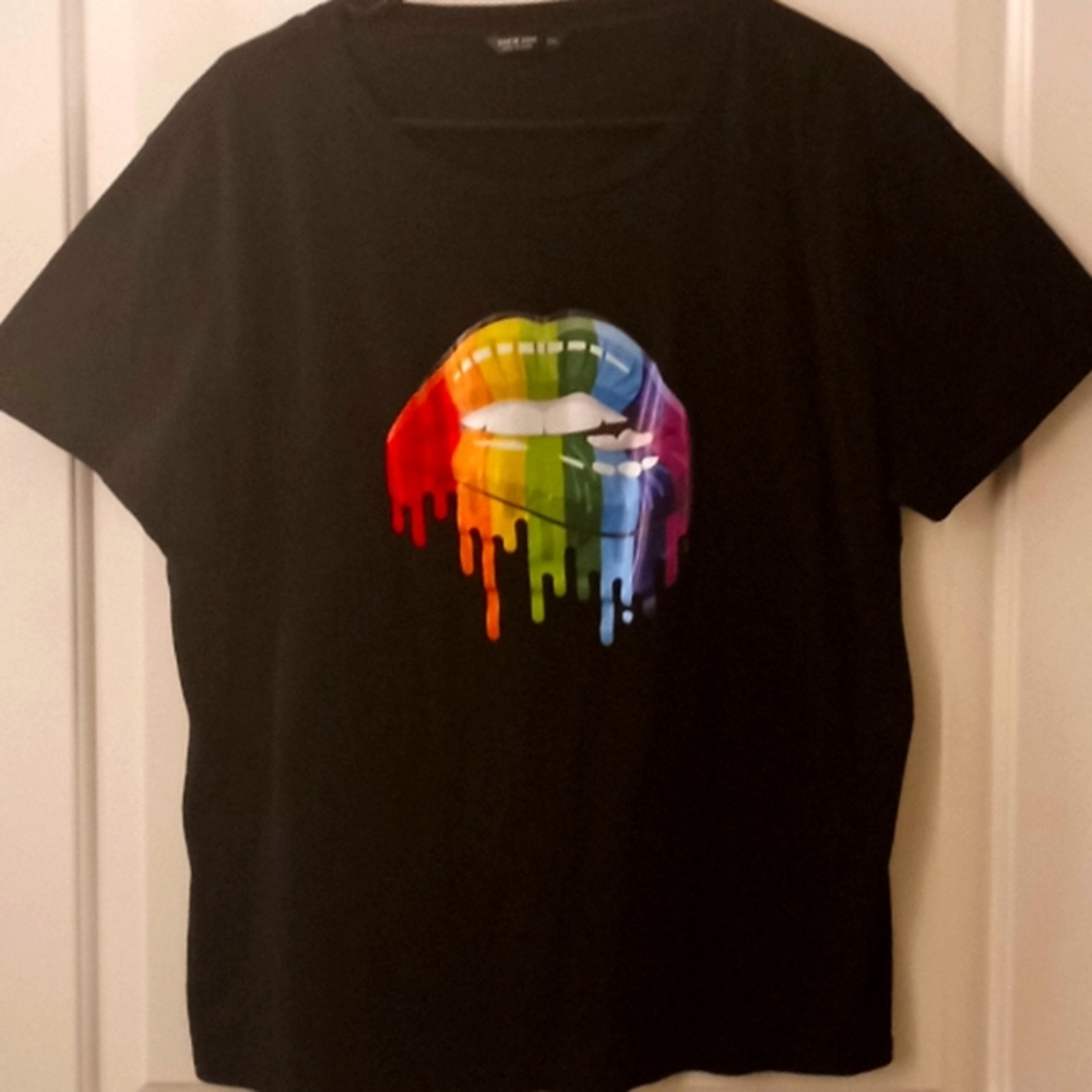 Shein 3x black tee, LGBT colors on front lips